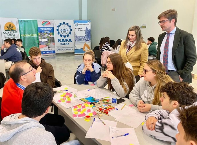 Diego Copé y la alcaldesa baenense, María Jesús Serrano (de pie), contemplan el desarrollo del 'Hackathon de Baena'.