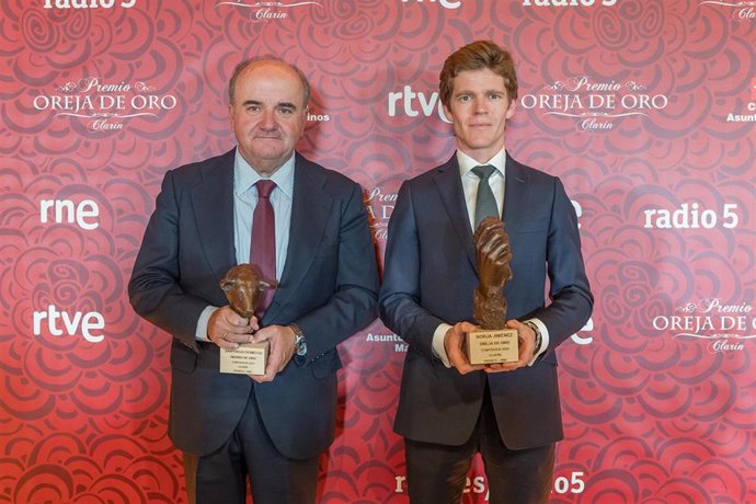 Santiago Domecq y Borja Jiménez, con los galardones.