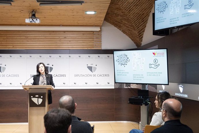 La vicepresidenta Primera de la Diputación de Cáceres, Esther Gutiérrez, presenta el Plan de Formación Profesional que ha diseñado la institución provincial