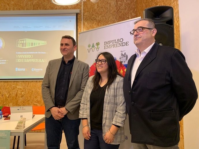 De izda a dcha, Goyo garcia, Yessenia Yolanda Flores y Alberto Santamaría tras la Comisión de seguimiento del Semillero.