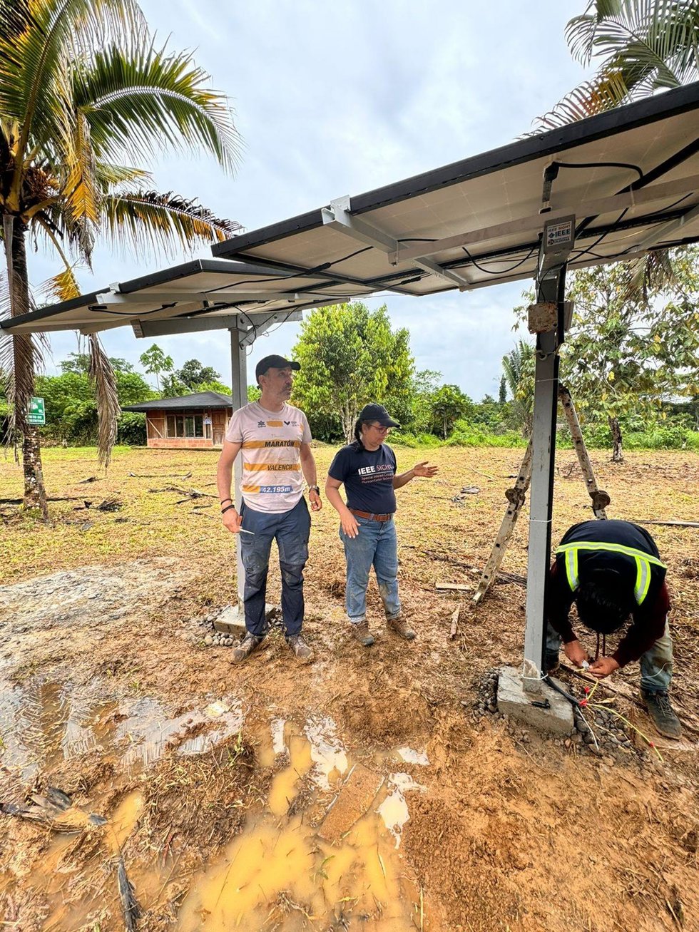 La UCLM colabora en un proyecto de instalación de paneles solares en la selva amazónica ecuatoriana.