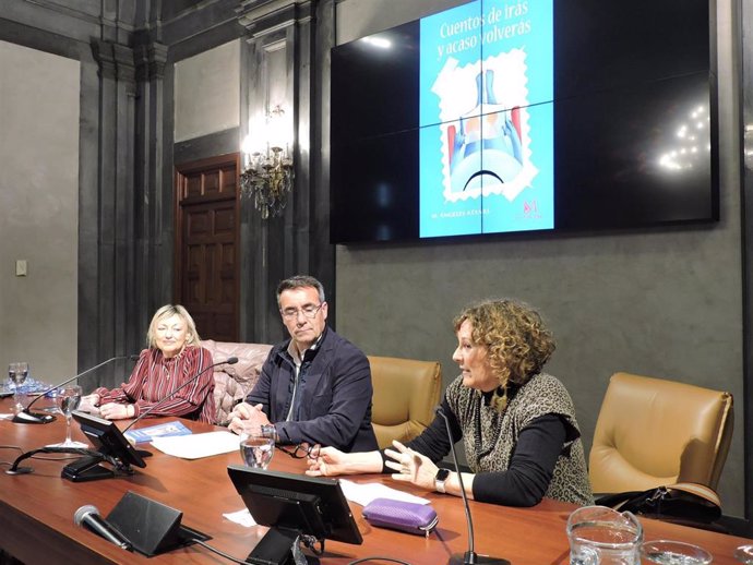 La profesora de Matemáticas del IES San Isidoro y escritora María Ángeles Atane presenta su libro 'Cuentos de irás y acaso volverás'.