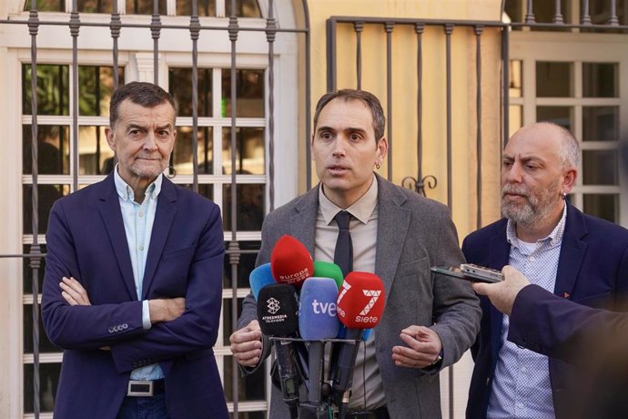 El coordinador general de IU-A y diputado por Sumar, Toni Valero, atiende a los medios antes de asistir al acto de reparación de la memoria de Manuel José García Caparrós. A 27 de febrero de 2025, en Málaga (Andalucía, España). (Foto de archivo).