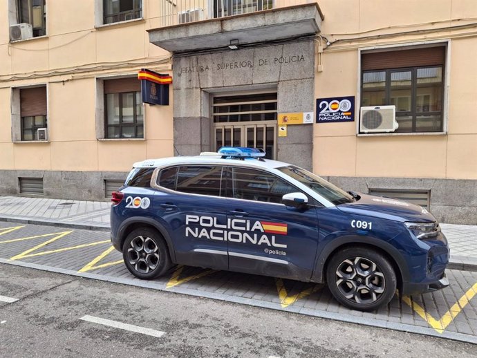 Archivo - Coche de la Policía Nacional en una comisaria de Valladolid.
