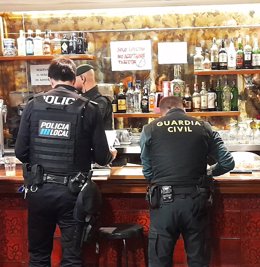 Un agente de la Guardia Civil y otro de la Policía Local de Sa Pobla, en un operativo conjunto.