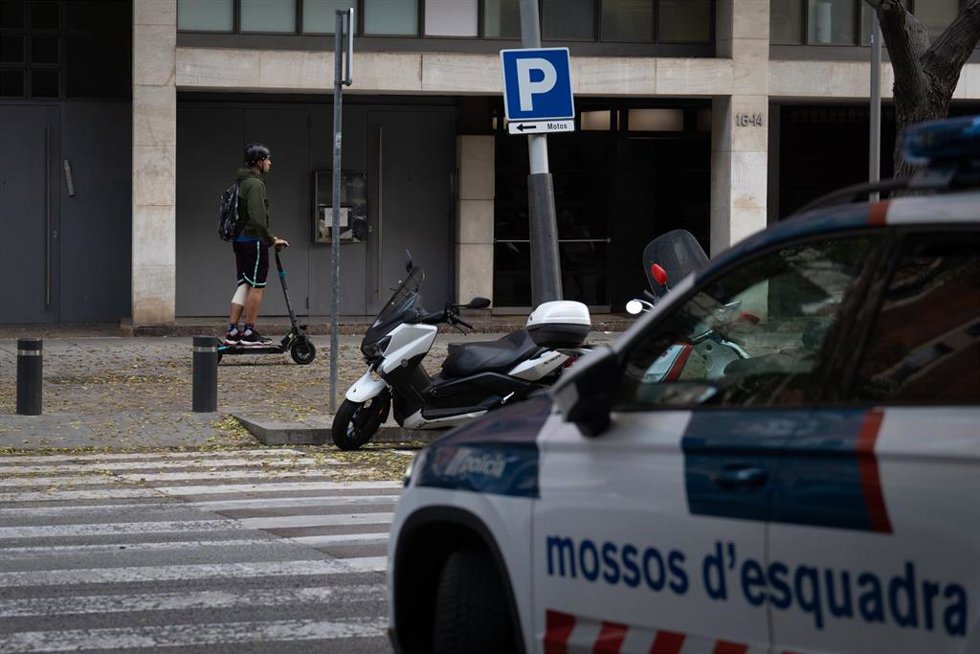 Archivo - Un coche de los Mossos d'Esquadra aparcado frente a la sinagoga ortodoxa 'Chabad Barcelona', a 16 de octubre de 2023, en Barcelona, Catalunya (España).