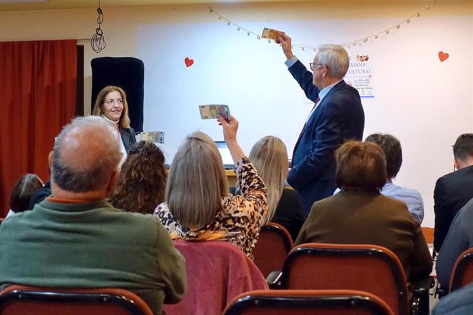 Imagen del taller formativo destinado a divulgar las medidas de seguridad presentes en los billetes de euro y a enseñar a diferenciar los auténticos de los falsificados