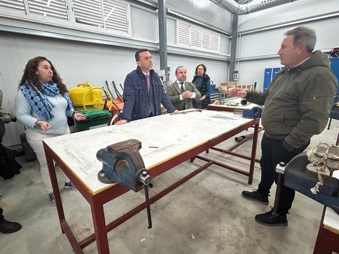 El delegado territorial de Justicia, Administración Local y Función Pública, Javier Millán, visita junto al alcalde de Arahal, Francisco Brenes, las instalaciones del Centro de Formación para el Empleo Hermanas Matute Romero.