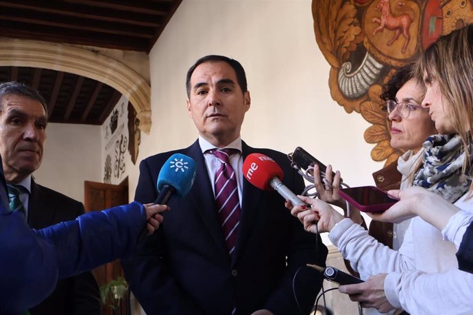 Archivo - El consejero de Justicia, Administración Local y Función Pública, José Antonio Nieto, en imagen de archivo junto al presidente del TSJA, Lorenzo del Río.