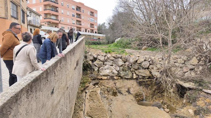 La delegada del Gobierno en la Comunitat Valenciana, Pilar Bernabé, y el alcalde de Alborache (Valencia) Jesús Higón, visitan las actuaciones del Gobierno en infraestructuras municipales dañadas por la dana.