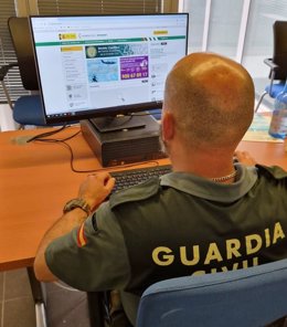 Archivo - Agente de la Guardia Civil de Huelva.