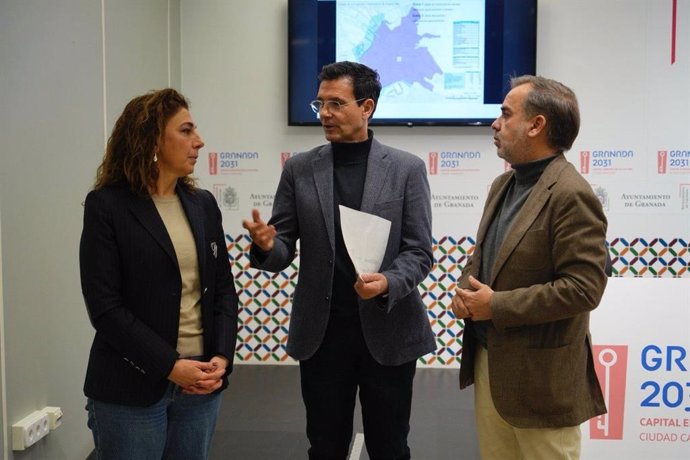 De izquierda a derecha los ediles del PSOE en Granada Raquel Ruz, Paco Cuenca y Jacobo Calvo