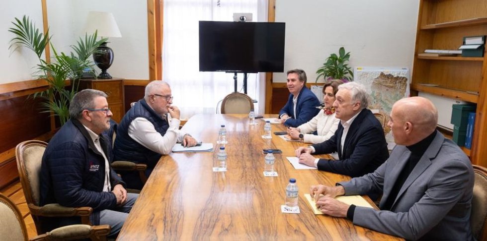Reunión del consejero Octavio López y su equipo con los representantes de la Asociación Provincial de Auto-Taxi de Zaragoza este jueves en la capital aragonesa.