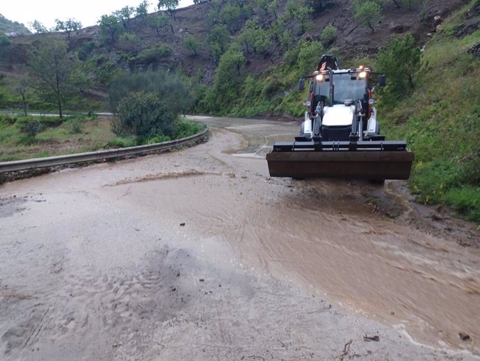 Las carreteras de la comarca de la Axarquía son las más afectadas por los desprendimientos durante este jueves en la provincia.