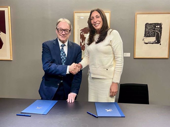 Imagen de la consejera de Inclusión Social, Juventud, Familias e Igualdad, Loles López, y el subdirector general de Fundación La Caixa, Marc Simón.