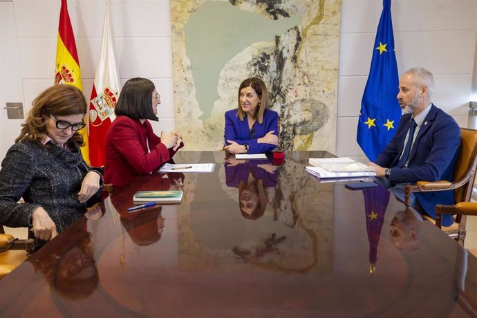 La presidenta, María José Sáenz de Buruaga, y el consejero de Educación, Sergio Silva, con la rectora de la Universidad de Cantabria (UC), Conchi López