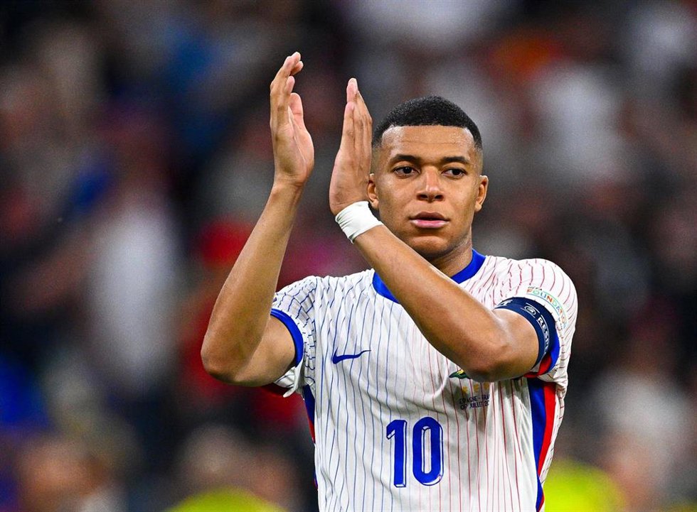 Archivo - Kylian Mbappé aplaude a los aficionados tras un partido