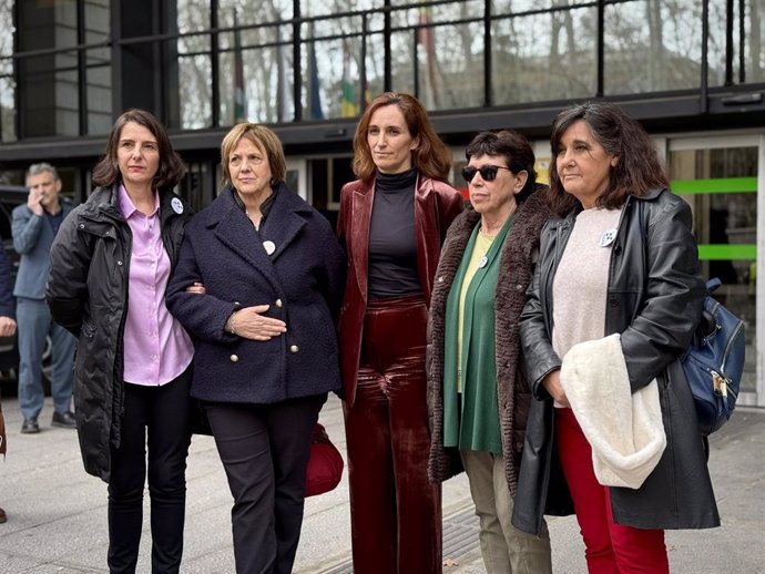 La ministra de Sanidad, Mónica García, junto a representantes de Marea de Residencias, Verdad y Justicia y PLADIGMARE.