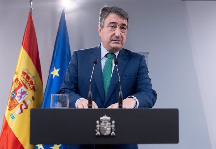 O porta-voz do PNV no Congresso, Aitor Esteban, dá uma coletiva de imprensa após uma reunião com o Presidente do Governo, Pedro Sánchez, no Palácio Moncloa, em 13 de março de 2025, em Madri (Espanha). O Presidente do Governo recebe o