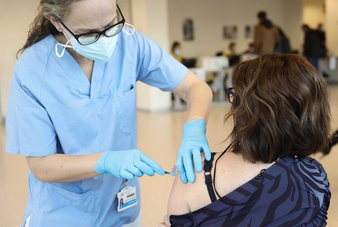 Archivo - Arquivo - Uma enfermeira injeta a vacina contra a Covid-19 no Hospital Infanta Sofia em 30 de dezembro de 2021 em San Sebastian de los Reyes, Madri, Espanha. A Comunidade de Madri permite, a partir de hoje, a inoculação da vacina contra a COVID-