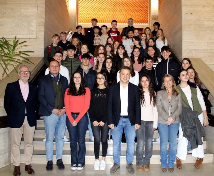 Archivo - El alcalde de Albacete, Manuel Serrano, junto a los alumnos participantes en el proyecto 'Camino a Europa'.