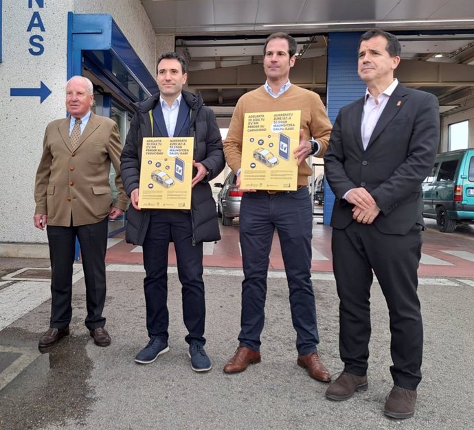 El consejero Irujo, a la izquierda, con responsables de las dos empresas encargadas en Navarra de realizar la ITV.