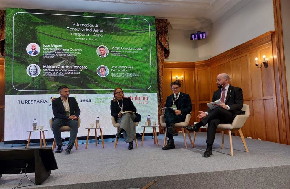 El viceconsejero de Infraestructuras y Movilidad Sostenible, Jorge García; Miriam Carrión, representante de la Diputación de Cádiz; José María Ruiz, del Ayuntamiento de Zaragoza y José Miguel Machimbarrena Cuerda, directivo de Turespaña