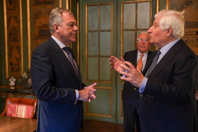 El alcalde de Sevilla, José Luis Sanz y el duque de Alba, Carlos Fitz-James Stuart y Martínez de Irujo, en el Palacio de Liria de Madrid tras la firma de un Protocolo General de Actuación.