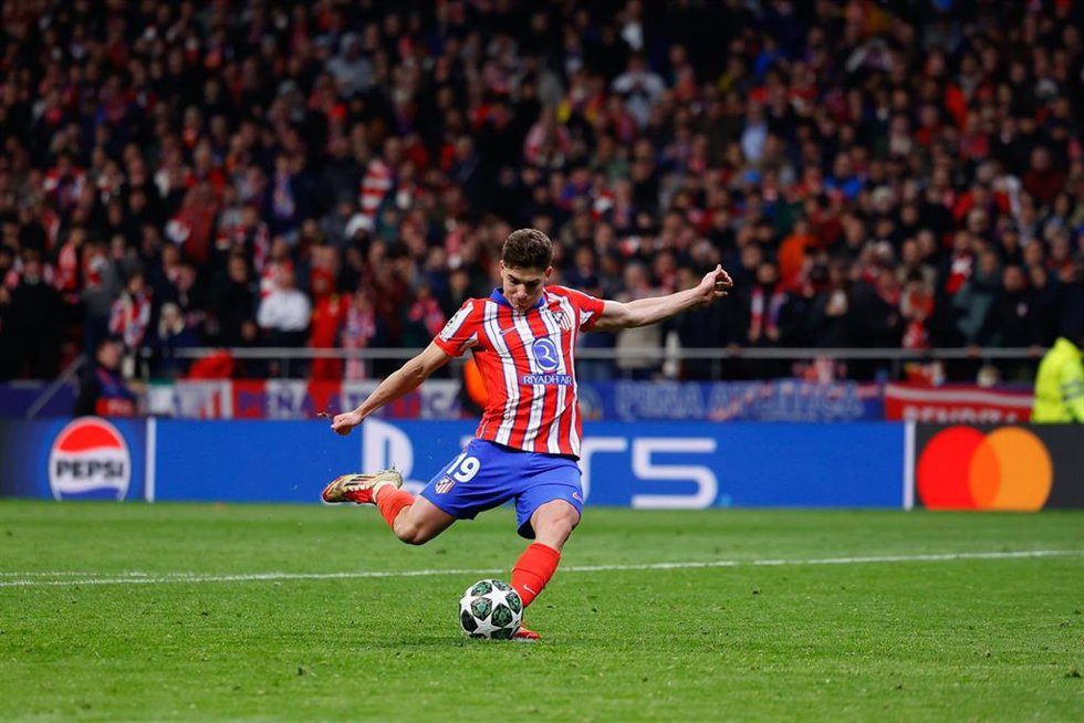 Julián Álvarez en el momento de lanzar su penalti ante el Real Madrid