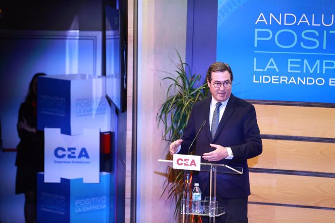 El presidente de la CEOE, Antonio Garamendi, interviene en la clausura del ciclo 'Andalucía en positivo, la empresa liderando el futuro', que organiza la Confederación de Empresarios de Andalucía (CEA), en Sevilla.