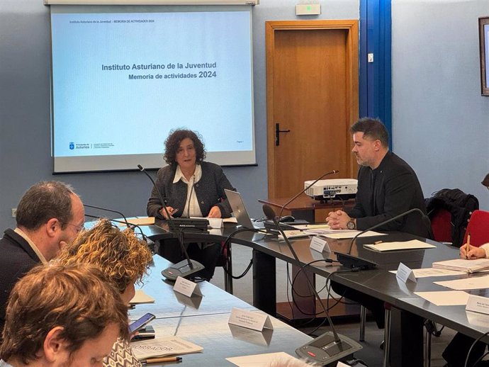 La viceconsejera de Derechos Ciudadanos, Beatriz González Prieto, y el director general de Juventud, Francisco de Asís Fernández, durante la reunión del consejo rector del Instituto Asturiano de la Juventud.