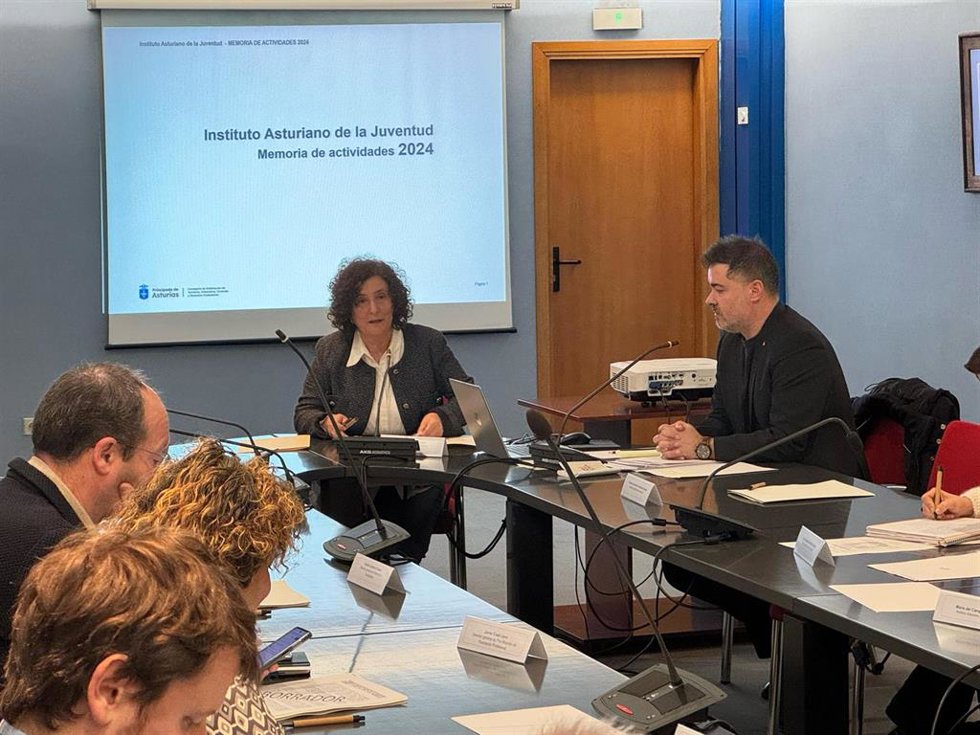 La viceconsejera de Derechos Ciudadanos, Beatriz González Prieto, y el director general de Juventud, Francisco de Asís Fernández, durante la reunión del consejo rector del Instituto Asturiano de la Juventud.