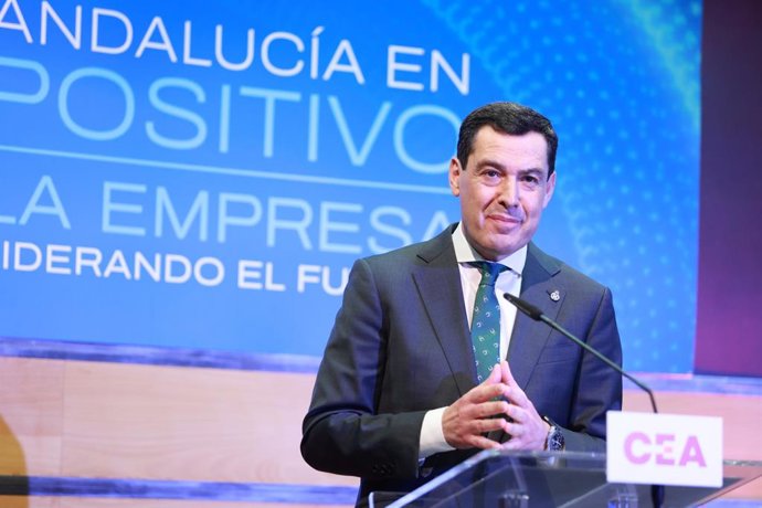 El presidente de la Junta de Andalucía, Juanma Moreno, interviene en la clausura del ciclo de la CEA  'Andalucía en positivo, la empresa liderando el futuro'. A 13 de marzo de 2025, en Sevilla (Andalucía, España). El presidente de la Junta de Andalucía, J