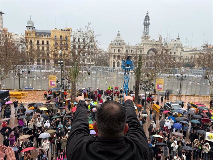 La 'mascletà' de Pirotecnia Tamarit consigue enganchar al público de la plaza del Ayuntamiento de València pese al diluvio con un disparo "diferente"
