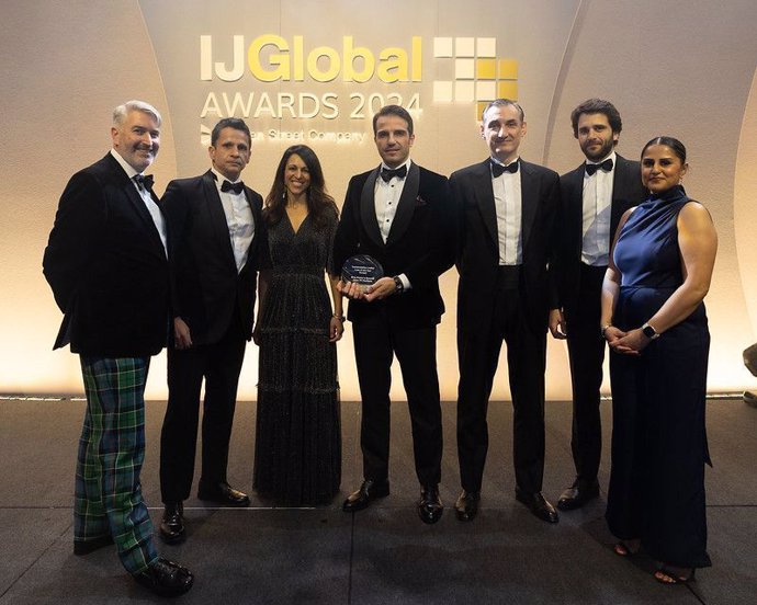 Claudio Martín Parra, en el centro, con el premio de IJ Global