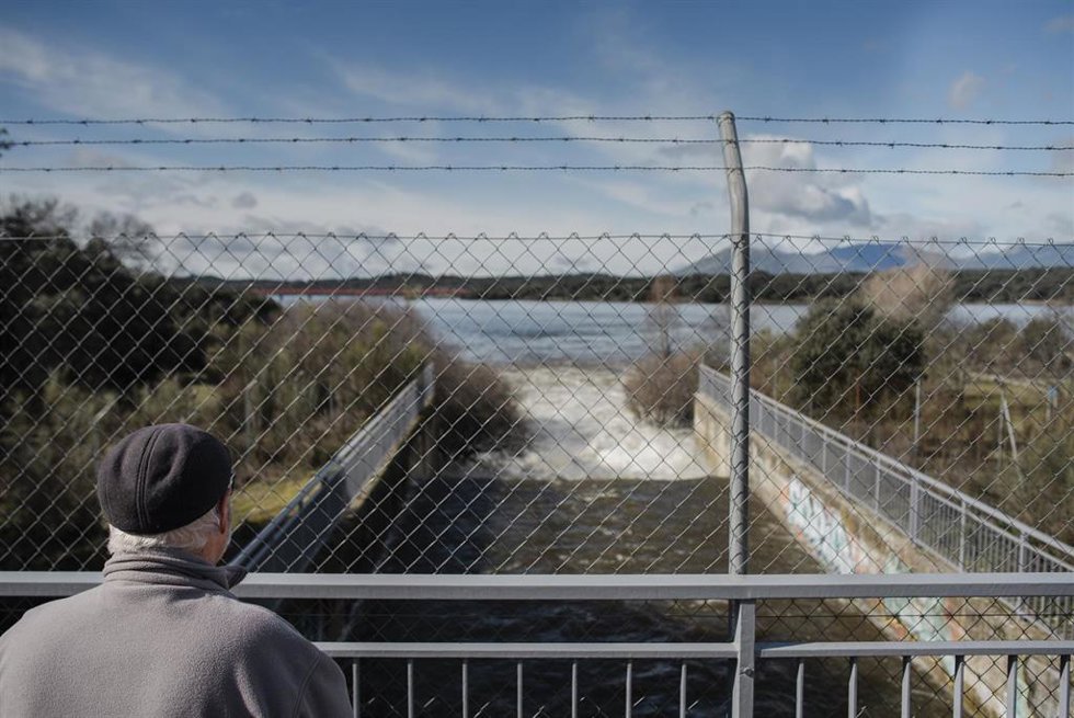 Una persona frente al embalse de Valmayor, a 12 de marzo de 2025, en Valdemorillo, Madrid (España). 