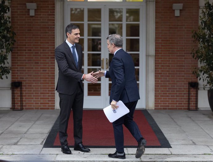 El presidente del Gobierno, Pedro Sánchez (i), recibe al presidente del Partido Popular, Alberto Núñez Feijóo (d), en el Palacio de la Moncloa, a 13 de marzo de 2025, en Madrid (España). El presidente del Gobierno recibe a los portavoces de los partidos c