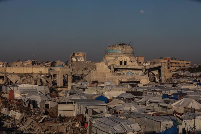 12 de março de 2025, Beit Lahia, Faixa de Gaza, Território Palestino: Uma visão da destruição enquanto os palestinos continuam sua vida diária com recursos limitados entre os escombros de edifícios destruídos como resultado de ataques israelenses nas torr