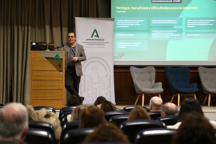 El delegado territorial de Desarrollo Educativo y FP de Málaga, Miguel Briones, en la séptima mesa sectorial de FP Dual.
