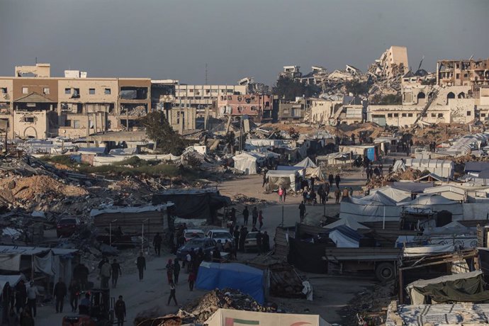 12 de março de 2025, Territórios Palestinos, Beit Lahia: Uma visão da destruição enquanto os palestinos continuam sua vida diária com recursos limitados entre os escombros de edifícios destruídos como resultado de ataques israelenses nas Torres Sheikh Zay