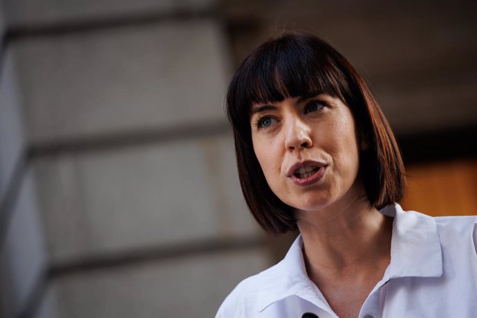 Archivo - Arxiu - La ministra de Ciència i Innovació, Diana Morant, oferix declaracions als mitjans a la seua eixida d'una sessió plenària, al Congrés dels Diputat.
