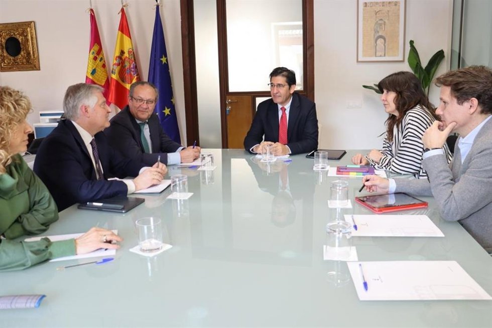 El Gobierno de Castilla-La Mancha y el Ayuntamiento de Ciudad Real tratan vías de colaboración en materia de vivienda e infraestructuras.