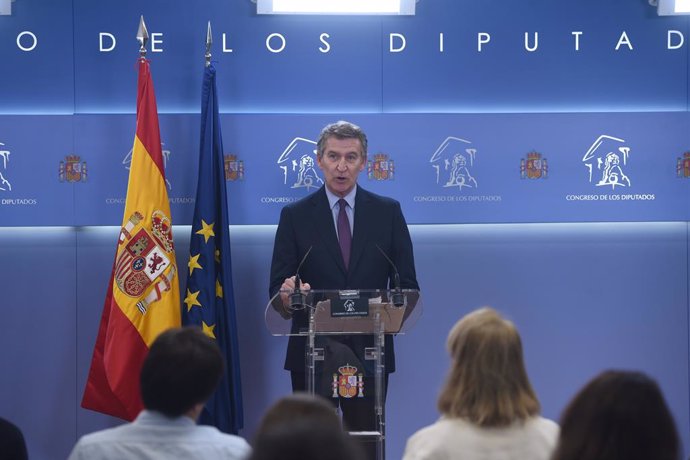 El presidente del Partido Popular, Alberto Núñez Feijóo, comparece ante los medios tras la reunión en La Moncloa con el presidente del Gobierno, Pedro Sánchez, 13 de marzo de 2025