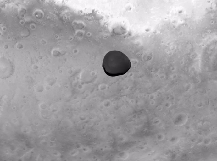 A lua marciana Deimos com o planeta vermelho ao fundo