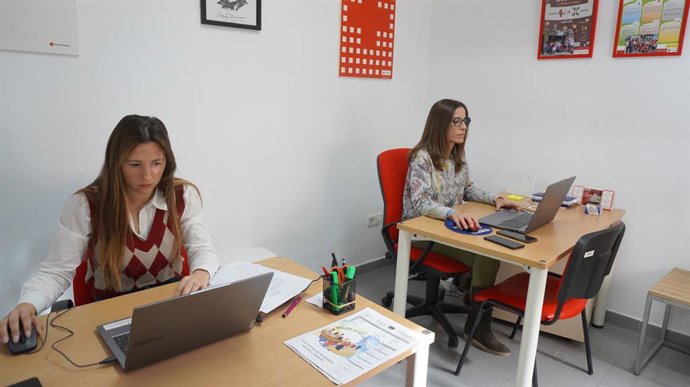 Manises incorpora una psicòloga i una treballadora social per a reforçar el servici d'orientació a persones afectades per la dana