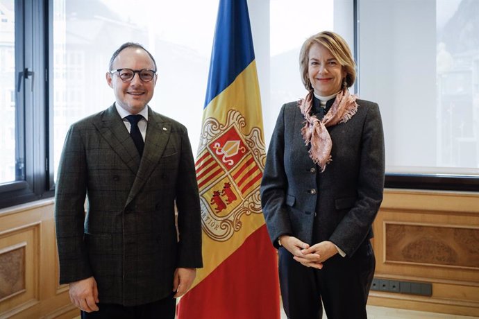 El cap de govern d'Andorra, Xavier Espot, amb l'ambaixadora de la UE a Andorra i Mònaco, Christina Kokkinakis