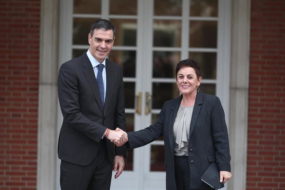 El presidente del Gobierno, Pedro Sánchez, recibe a la portavoz de EH Bildu en el Congreso, Mertxe Aizpurua, en el Palacio de la Moncloa, a 13 de marzo de 2025, en Madrid (España). 