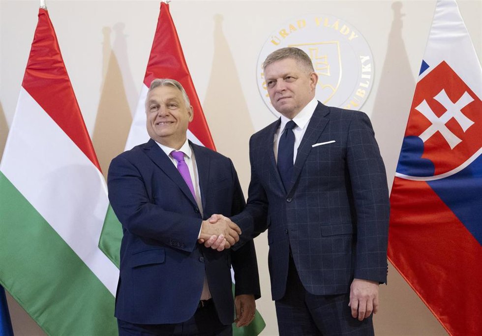 Archivo - El primer ministro húngaro, Viktor Orban, es recibido por el primer ministro eslovaco, Robert Fico, antes de su reunión en Bratislava.