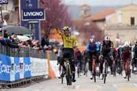 Olav Kooij (Visma) vence en un apretado e intenso esprint de la Tirreno-Adriático