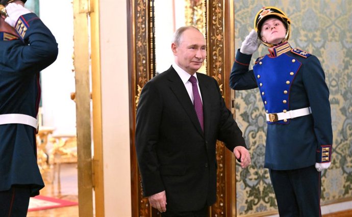 HANDOUT - 13 de março de 2025, Rússia, Moscou: O presidente russo, Vladimir Putin, chega para receber o presidente da Bielorrússia, Alexander Lukashenko, durante uma visita oficial à Rússia. Foto: -/Kremlin/dpa - ATENÇÃO: uso editorial apenas e somente se